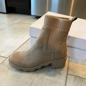 Cute comfy Chelsea boot brand new